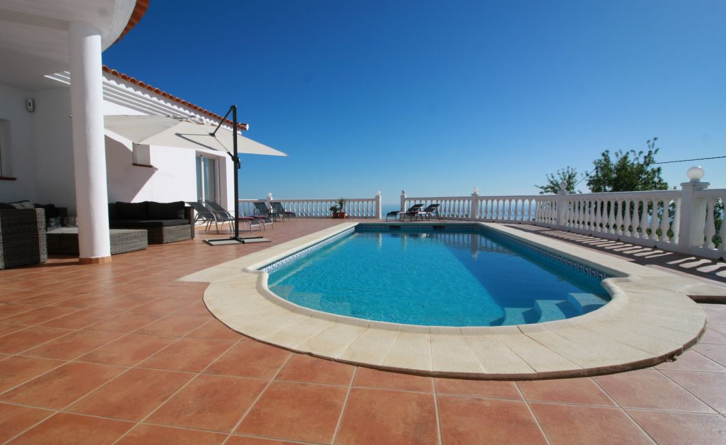 Swimming pool with sea view